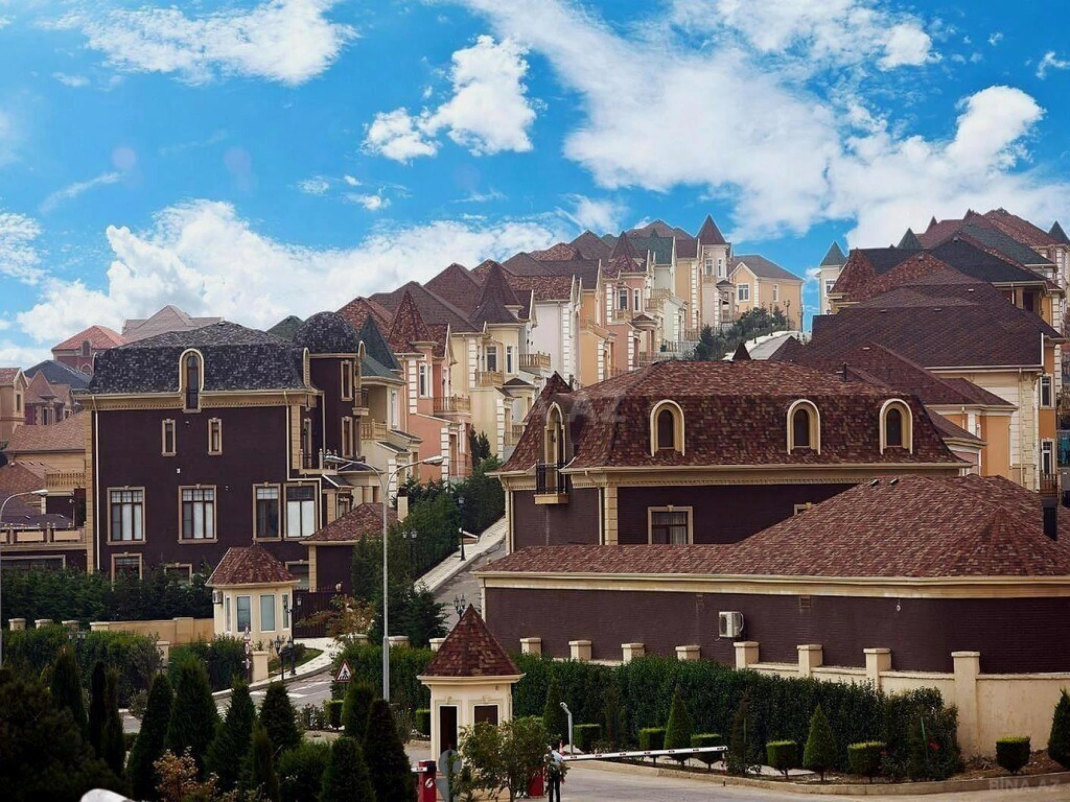 Satılır 7 otaqlı həyət evi 370 m²