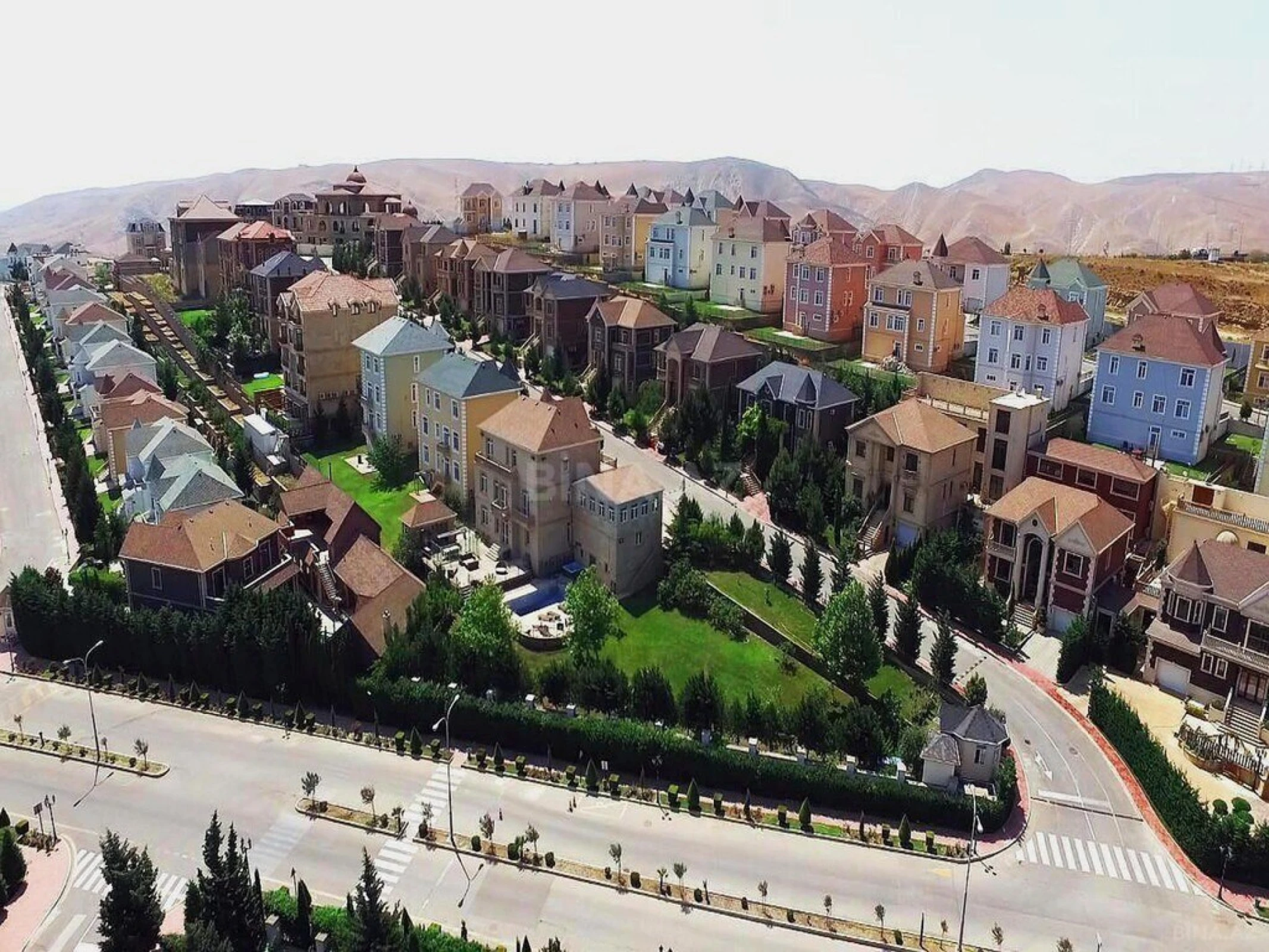 Satılır 7 otaqlı həyət evi 370 m²