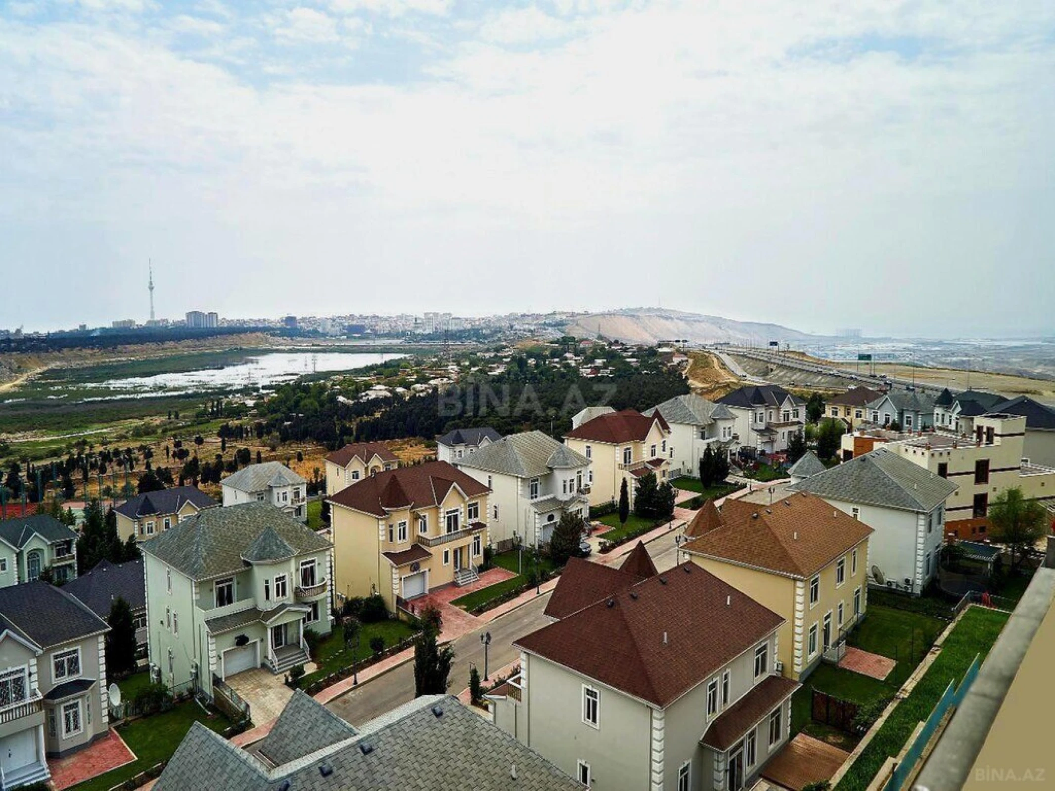 Satılır 7 otaqlı həyət evi 370 m²