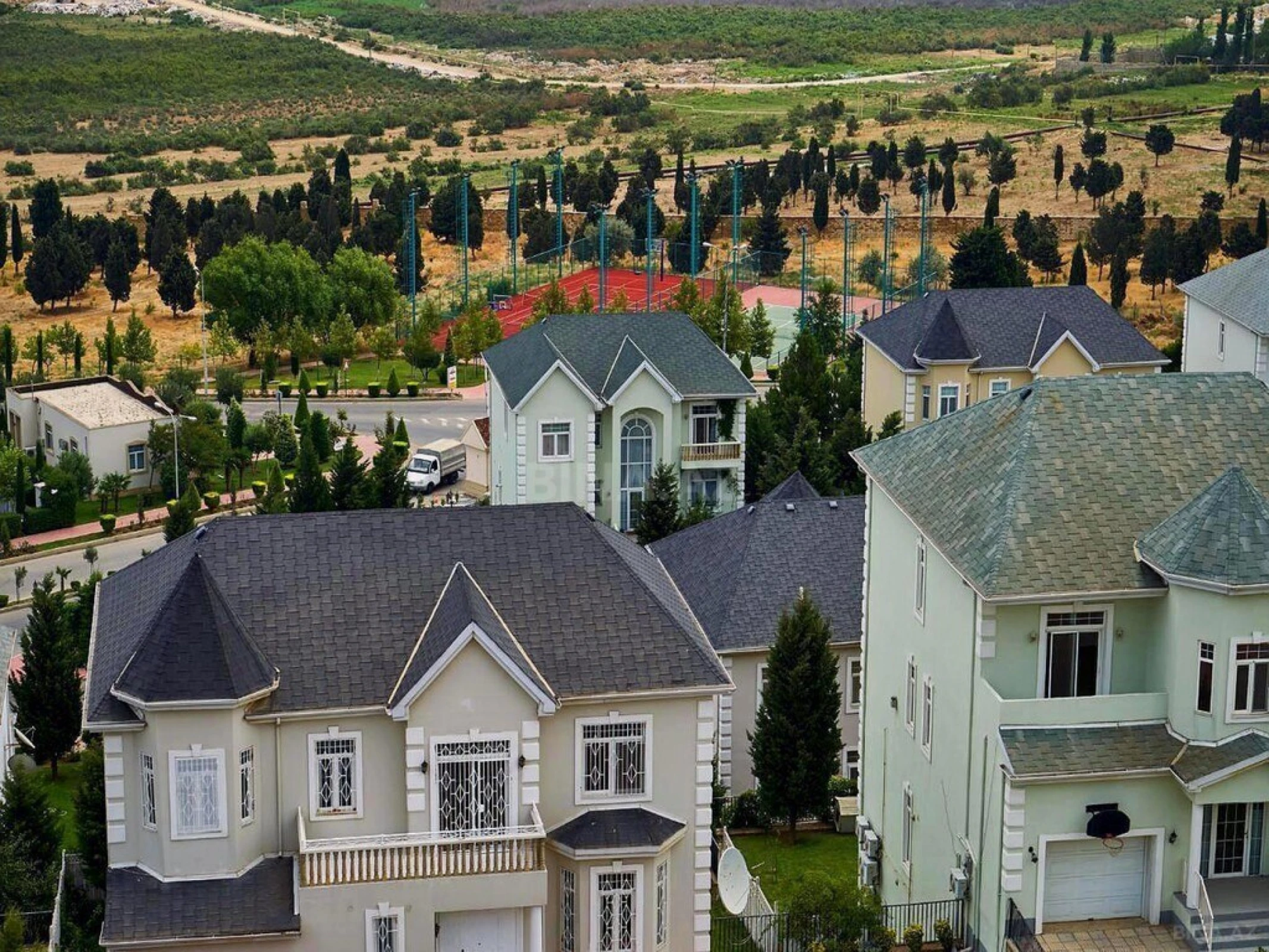 Satılır 7 otaqlı həyət evi 370 m²