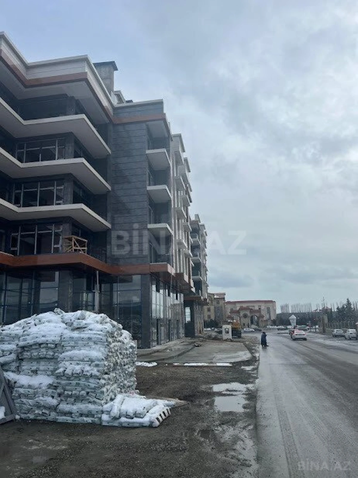 Satılır 4 otaqlı mənzil 260 m²