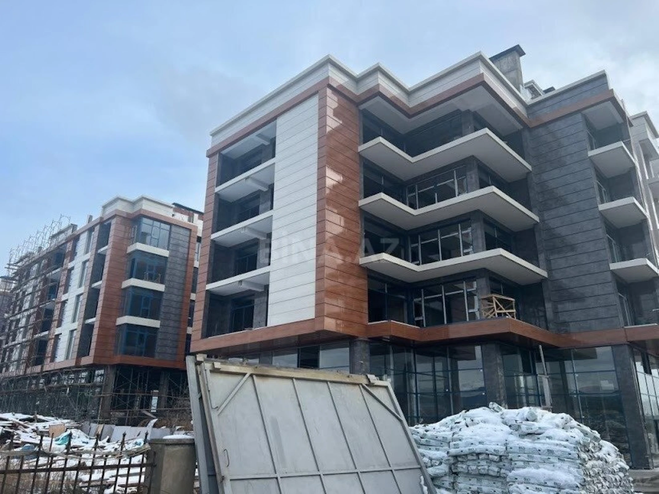 Satılır 4 otaqlı mənzil 260 m²