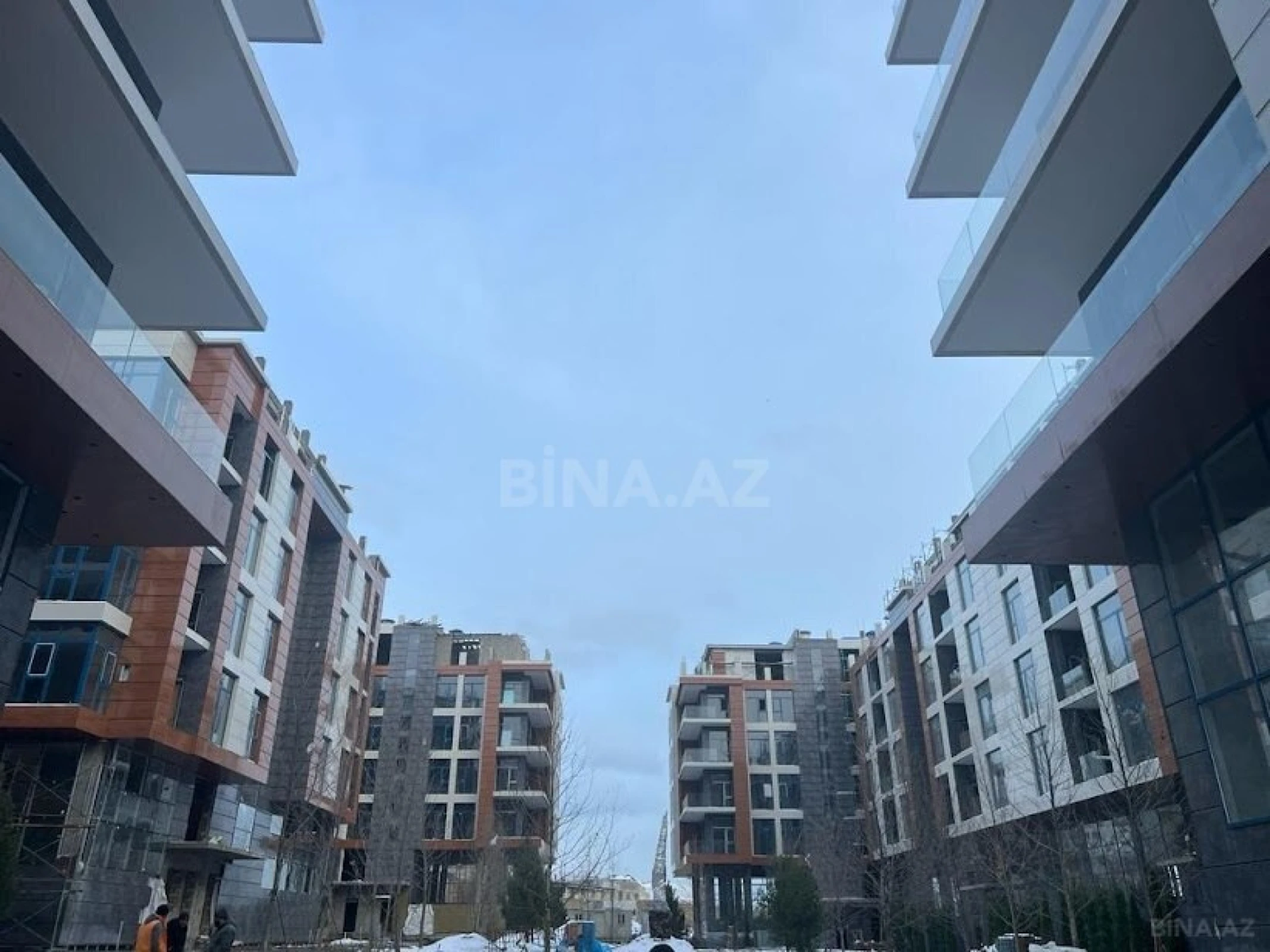Satılır 4 otaqlı mənzil 260 m²