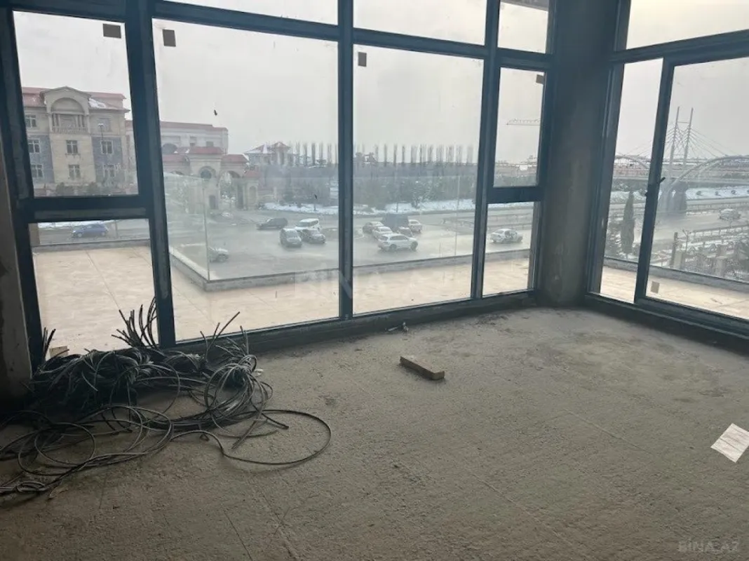 Satılır 4 otaqlı mənzil 260 m²