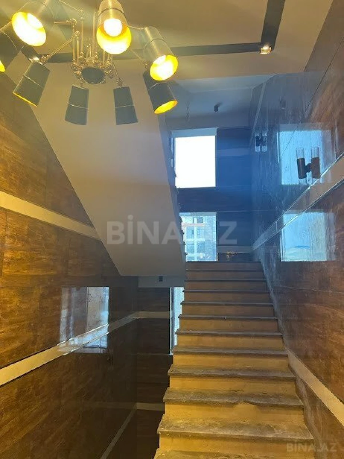 Satılır 4 otaqlı mənzil 260 m²