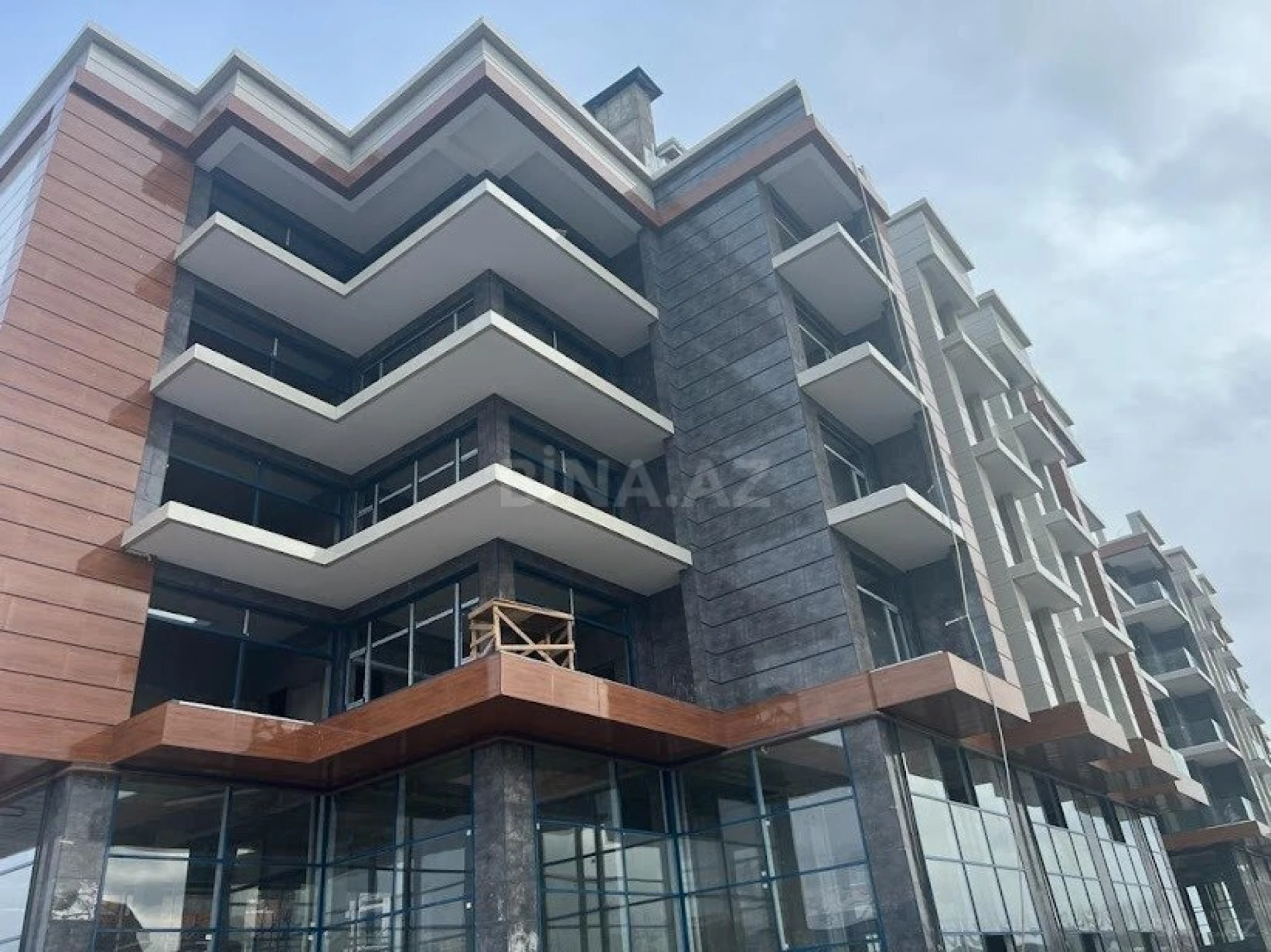 Satılır 4 otaqlı mənzil 260 m²