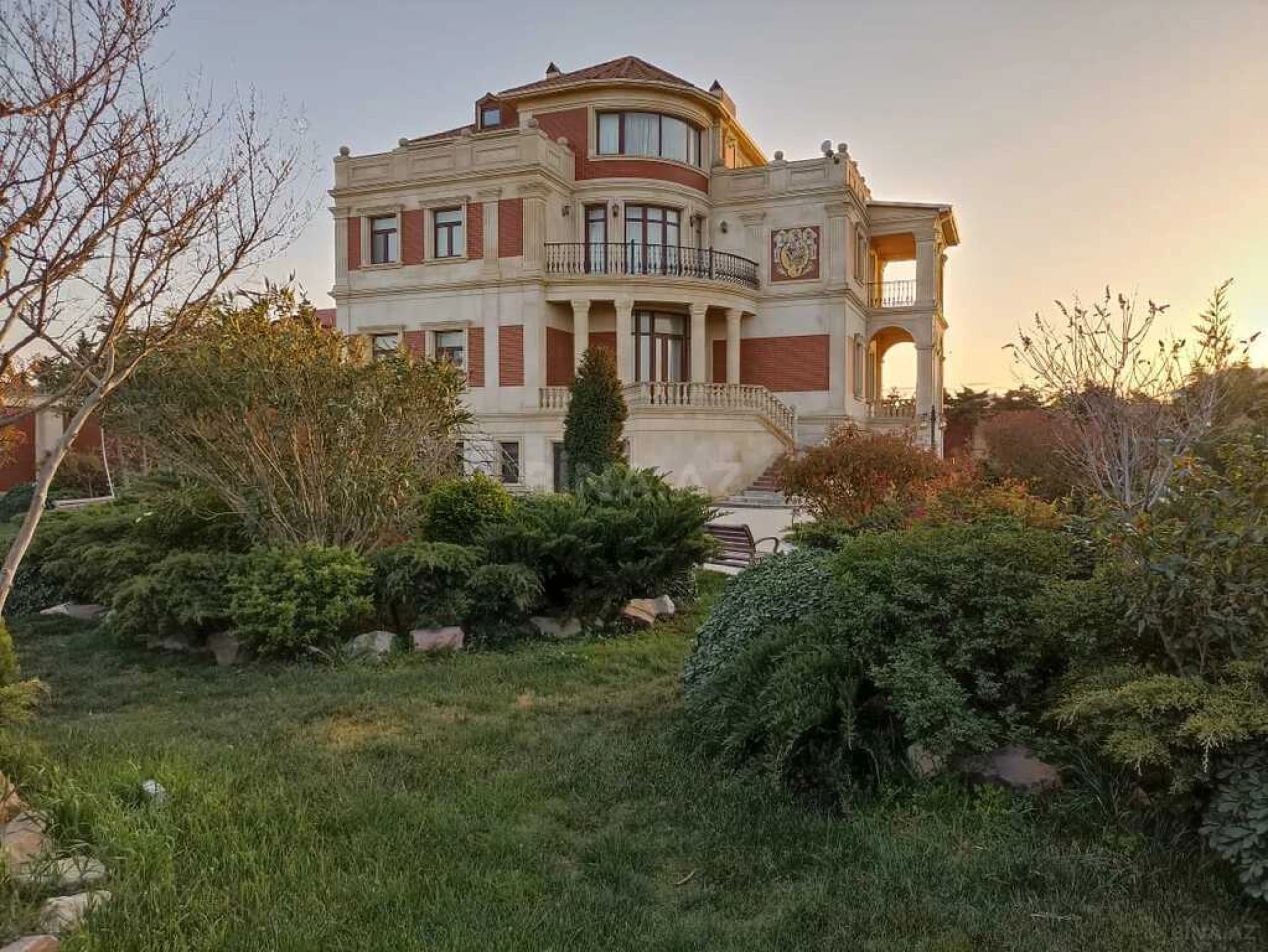 Kirayə verilir 8 otaqlı həyət evi 600 m²