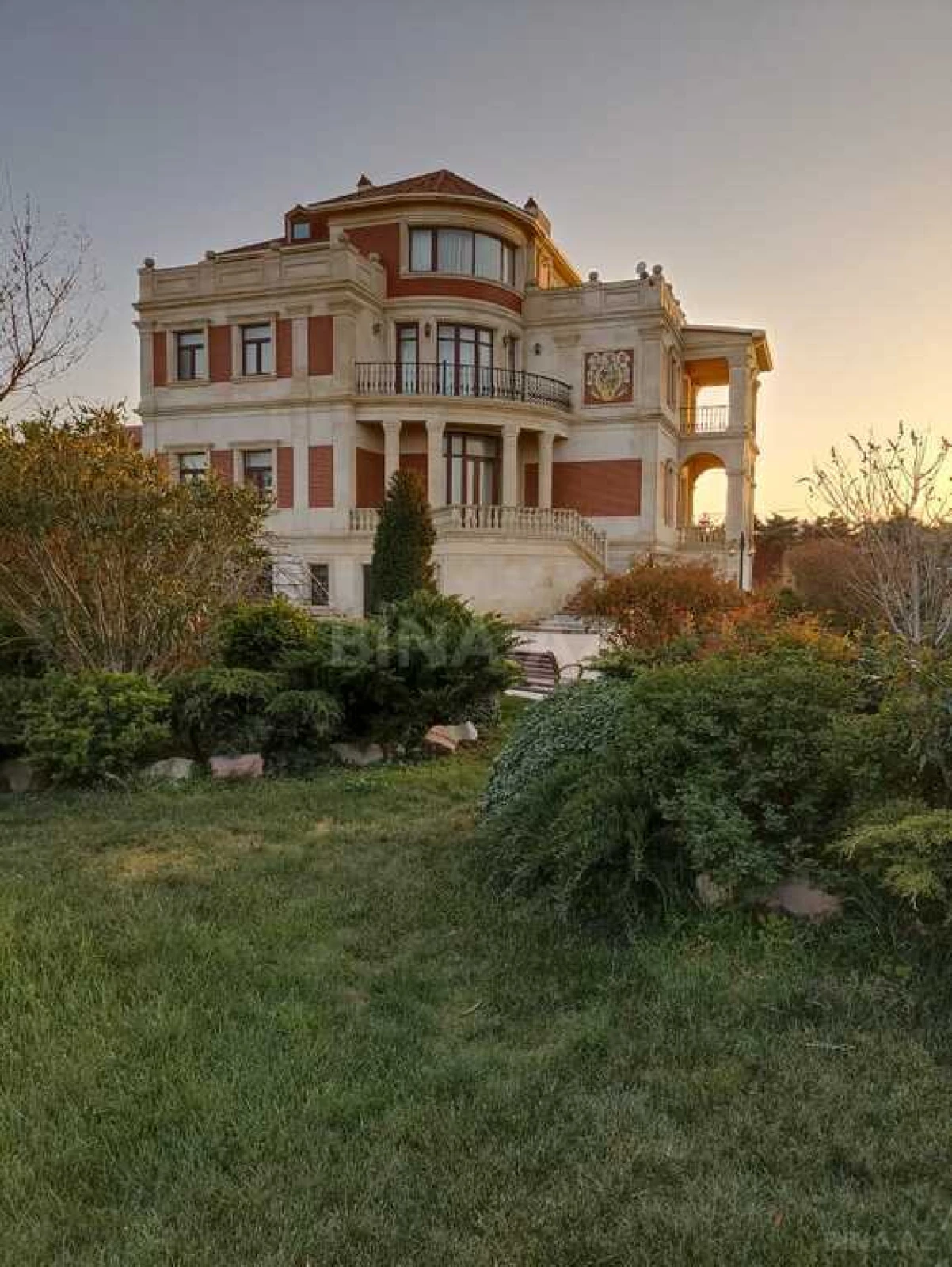 Kirayə verilir 8 otaqlı həyət evi 600 m²