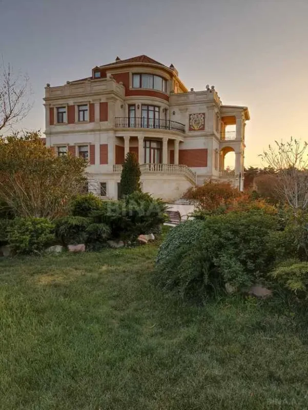 Kirayə verilir 8 otaqlı həyət evi 600 m²