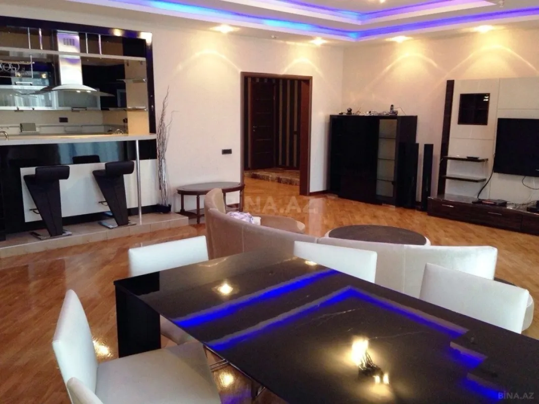 Satılır 5 otaqlı mənzil 300 m²