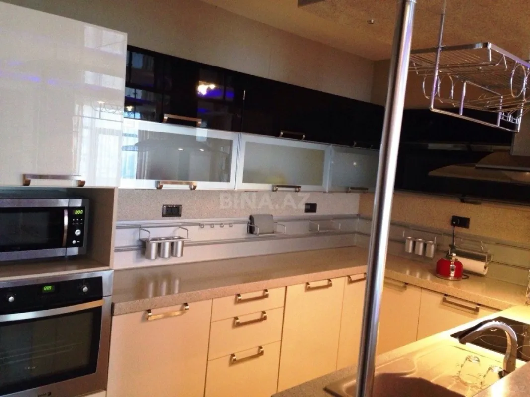 Satılır 5 otaqlı mənzil 300 m²