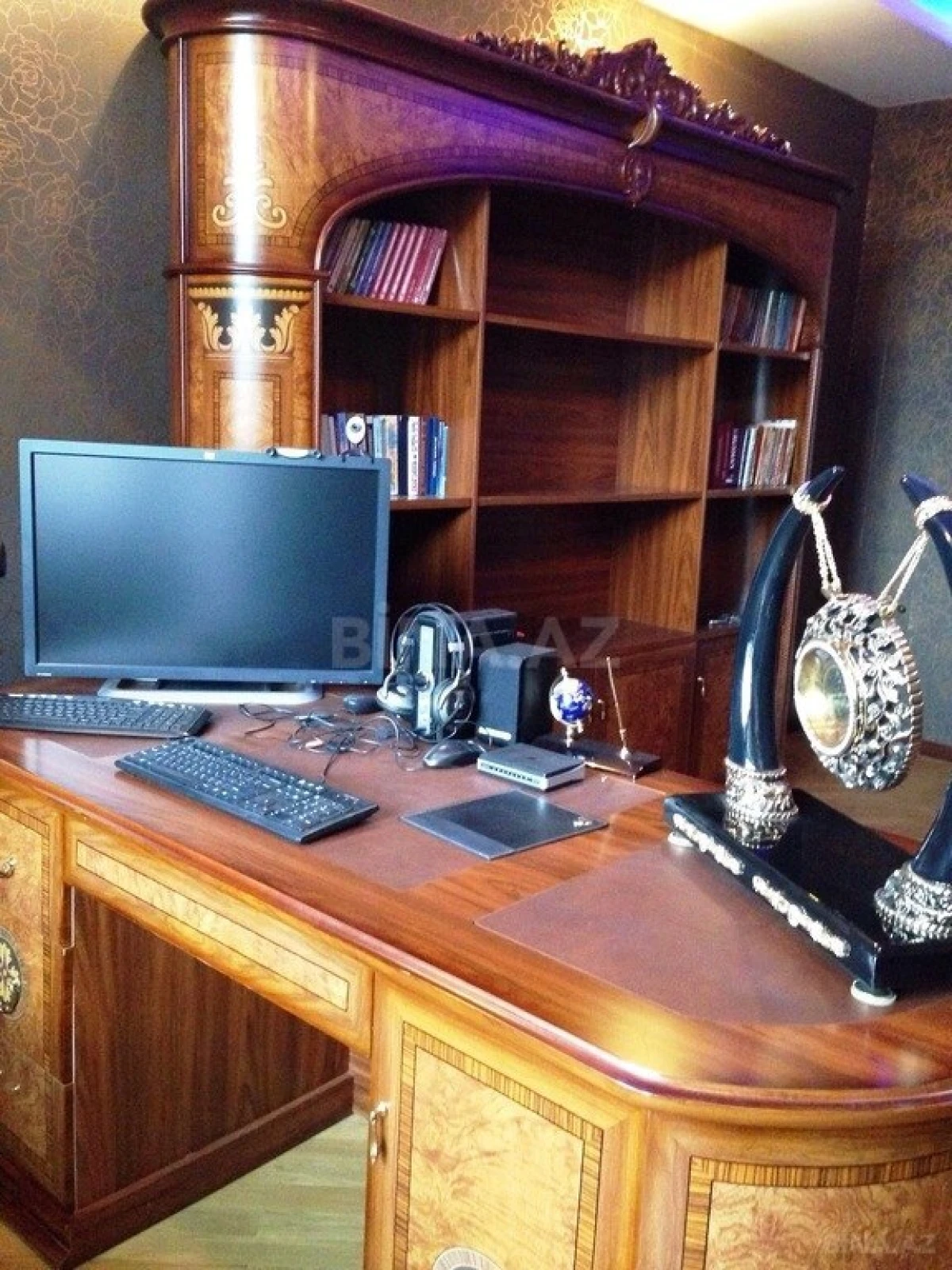 Satılır 5 otaqlı mənzil 300 m²