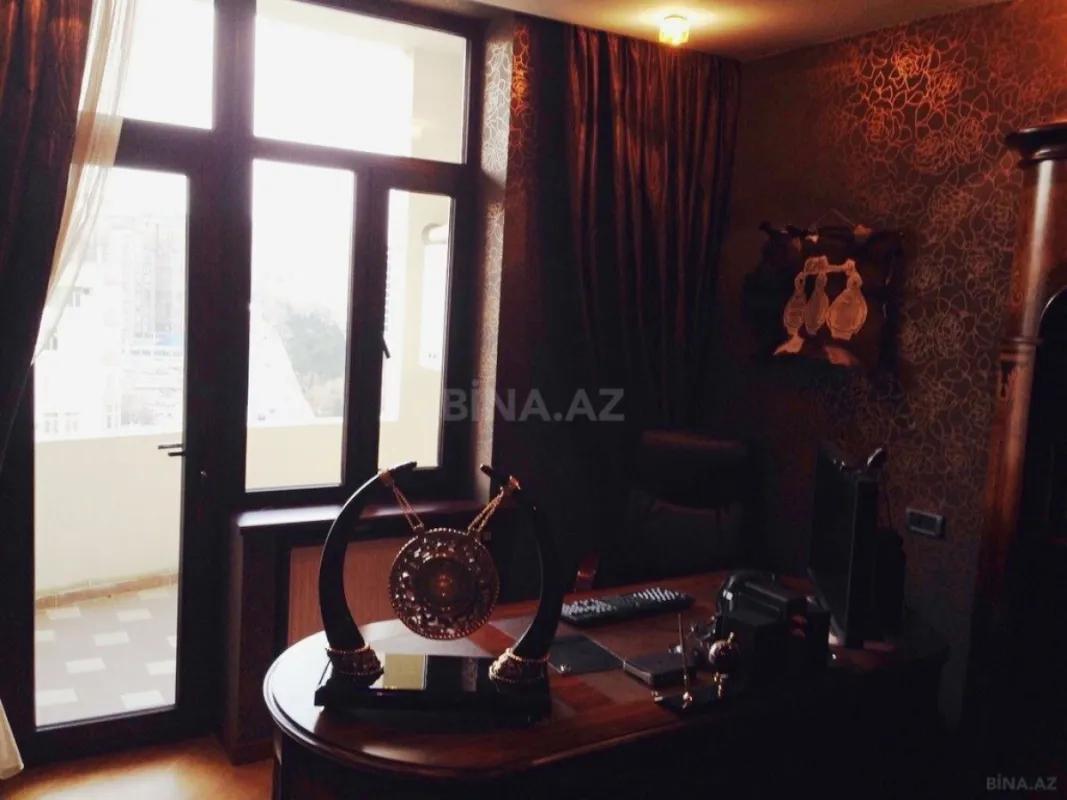 Satılır 5 otaqlı mənzil 300 m²