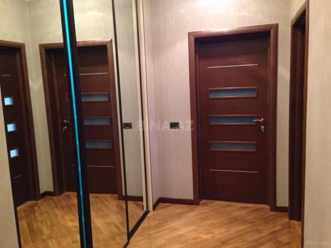 Satılır 5 otaqlı mənzil 300 m²