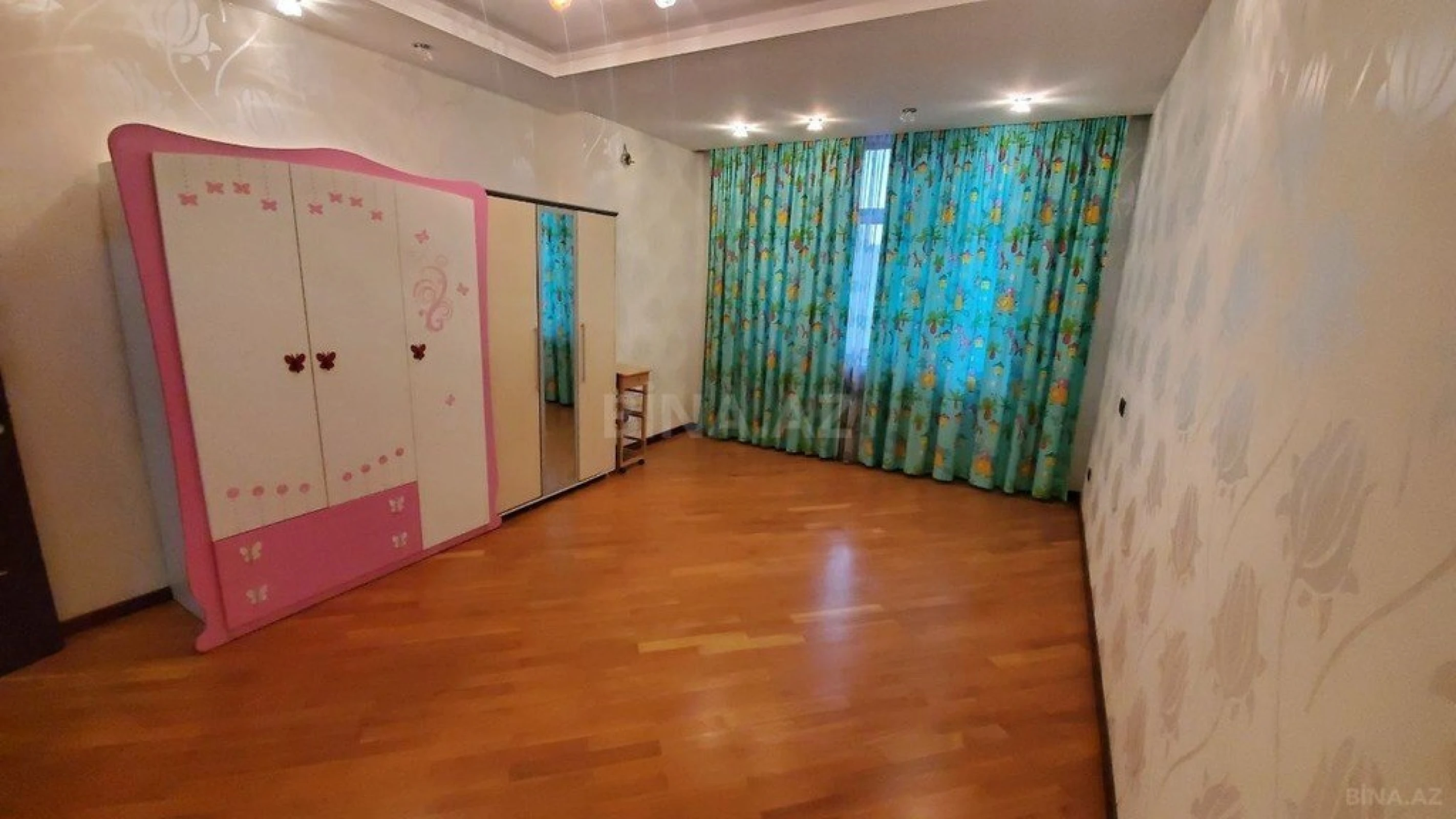 Satılır 5 otaqlı mənzil 300 m²