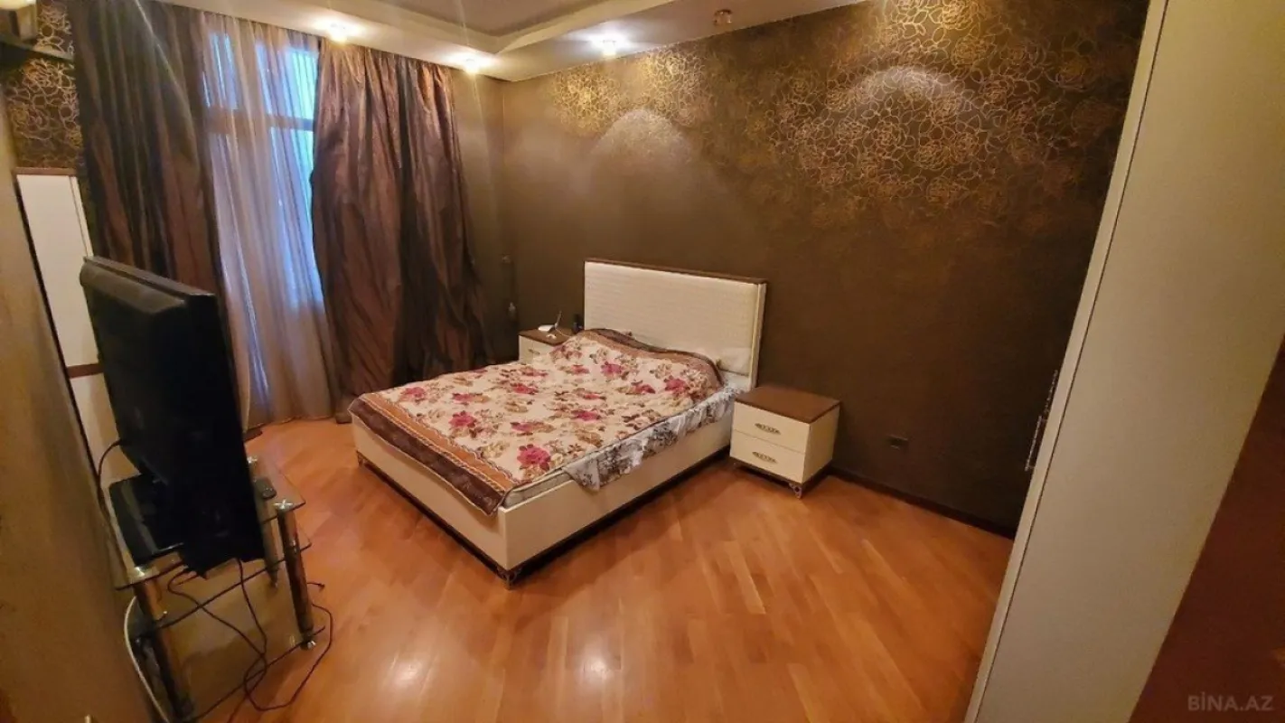 Satılır 5 otaqlı mənzil 300 m²