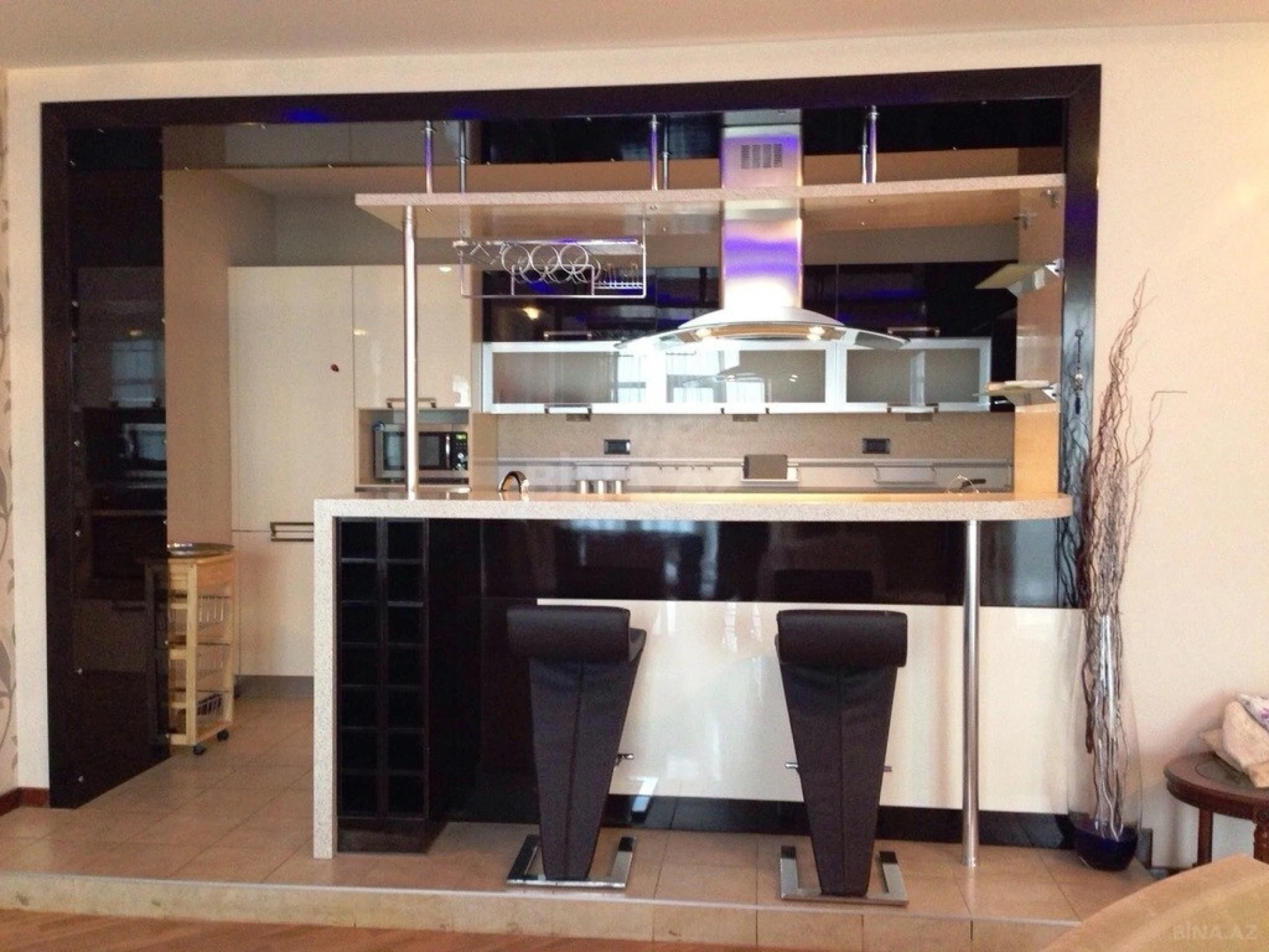 Satılır 5 otaqlı mənzil 300 m²