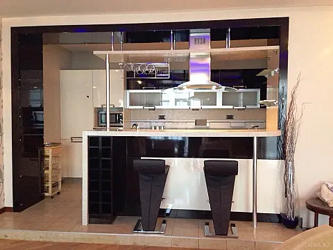 Satılır 5 otaqlı mənzil 300 m²