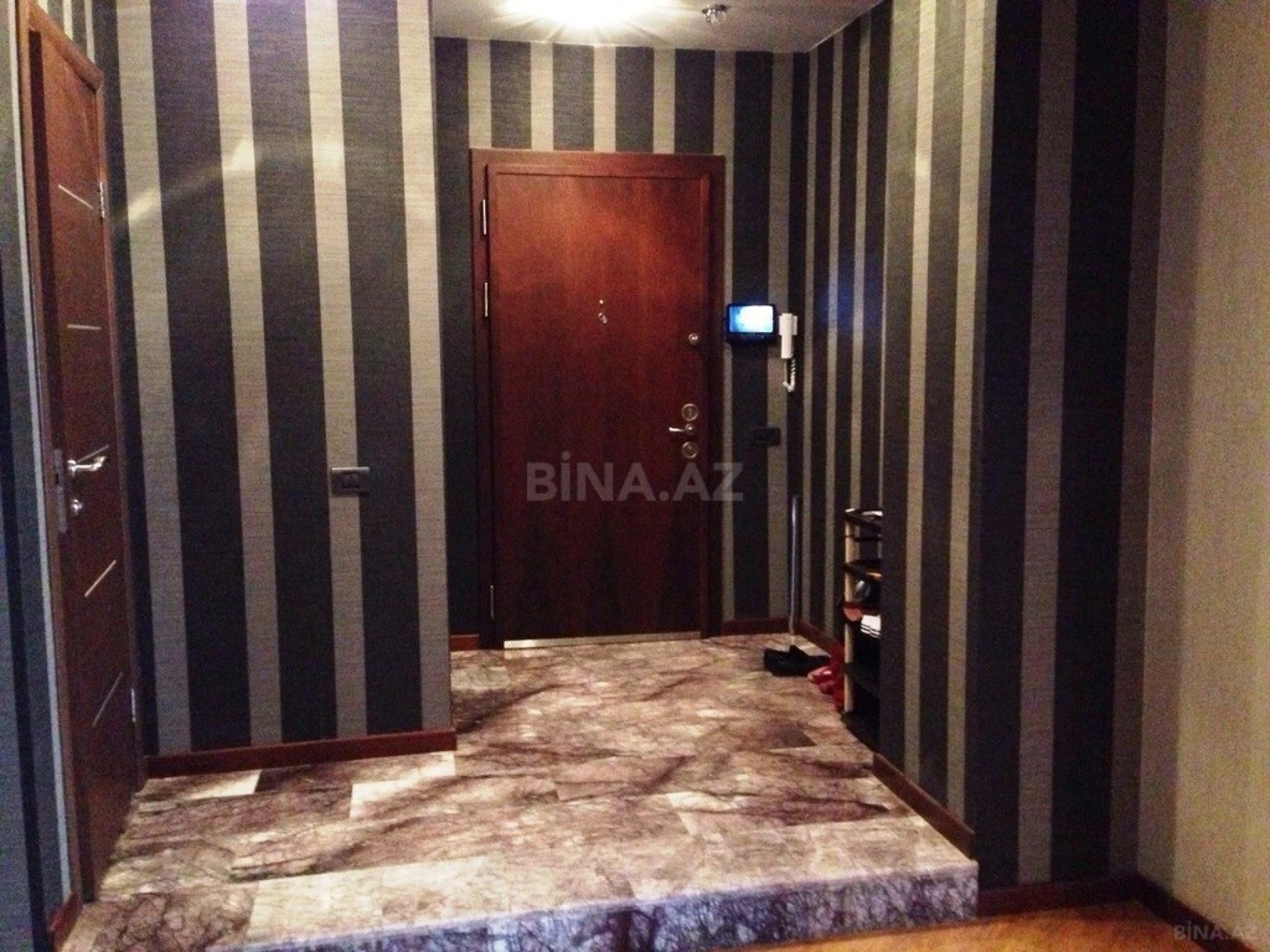 Satılır 5 otaqlı mənzil 300 m²