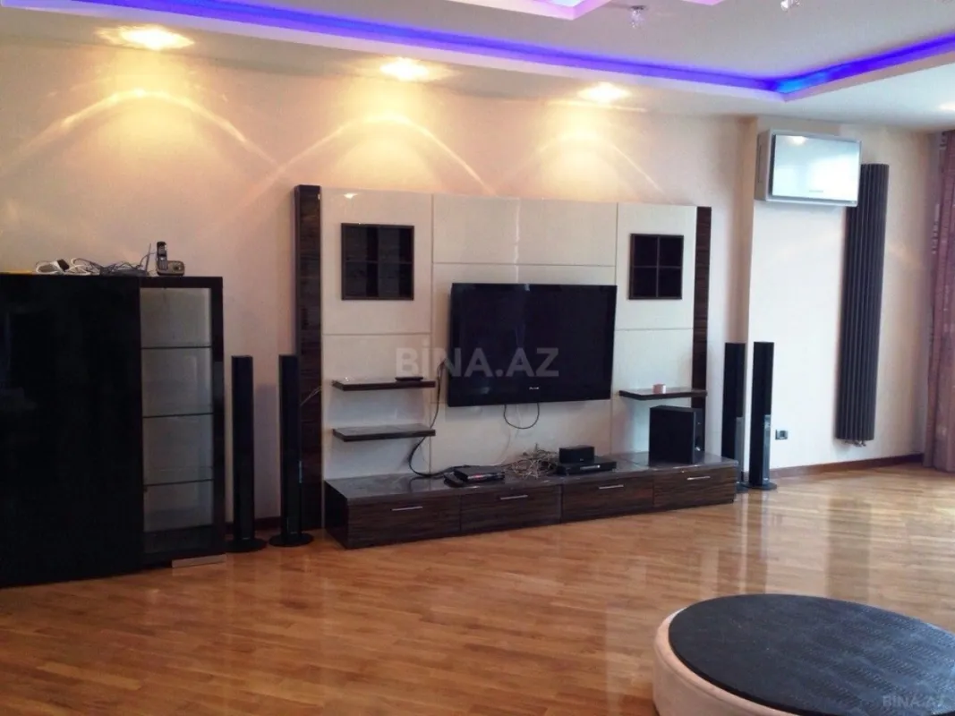 Satılır 5 otaqlı mənzil 300 m²