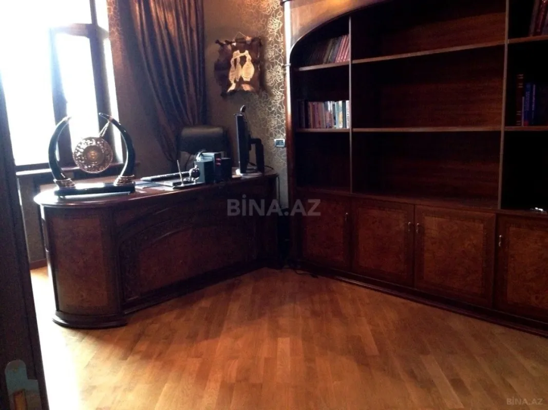 Satılır 5 otaqlı mənzil 300 m²