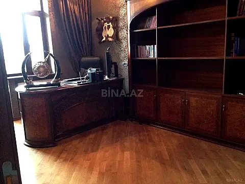 Satılır 5 otaqlı mənzil 300 m²