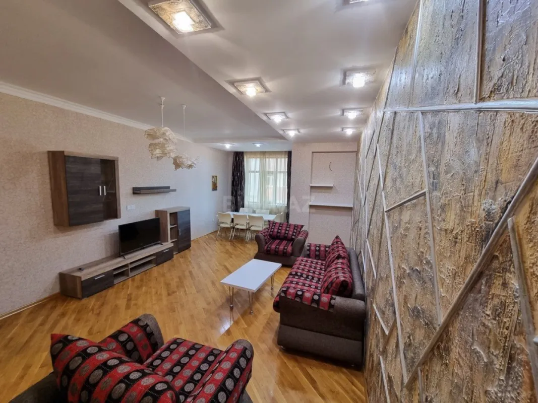 Satılır 3 otaqlı mənzil 133 m²