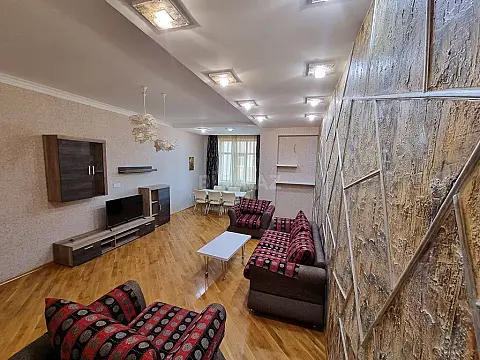 Satılır 3 otaqlı mənzil 133 m²