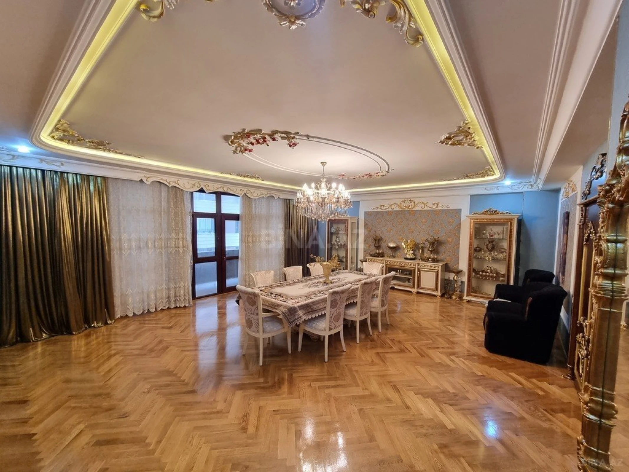 Satılır 4 otaqlı mənzil 270 m²