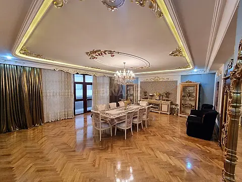 Satılır 4 otaqlı mənzil 270 m²