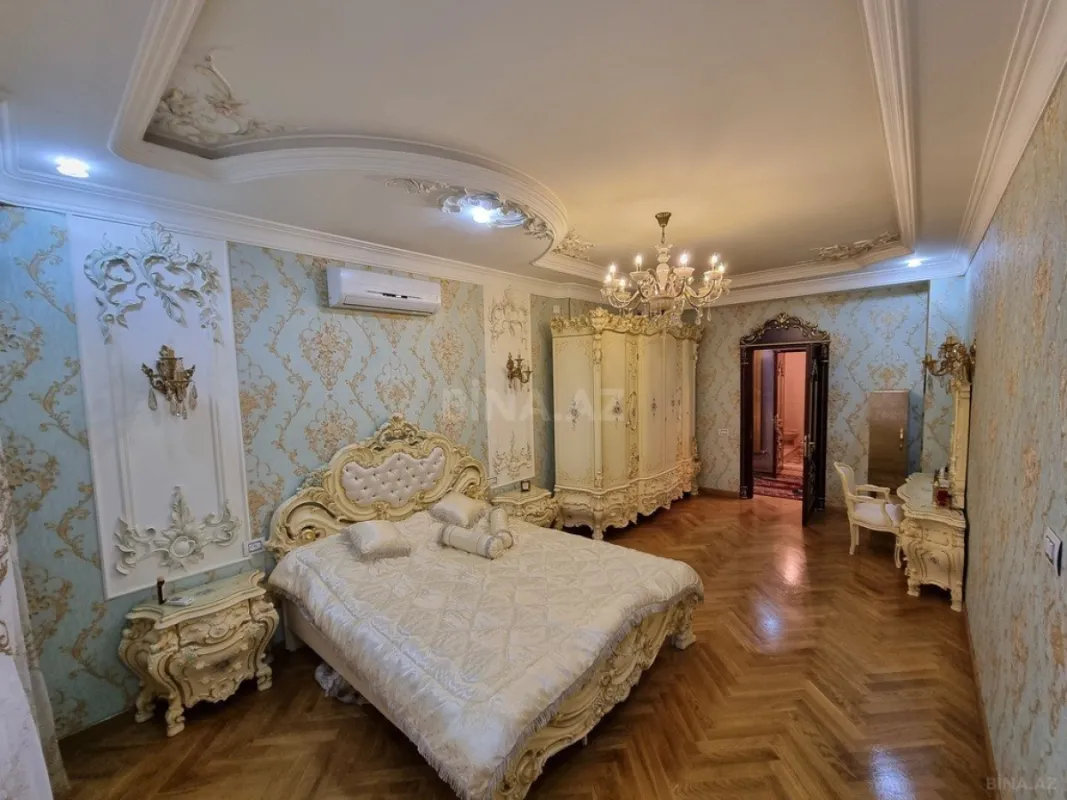 Satılır 4 otaqlı mənzil 270 m²