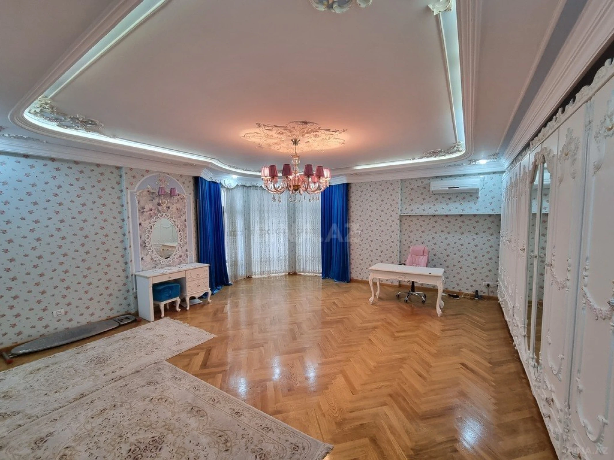 Satılır 4 otaqlı mənzil 270 m²