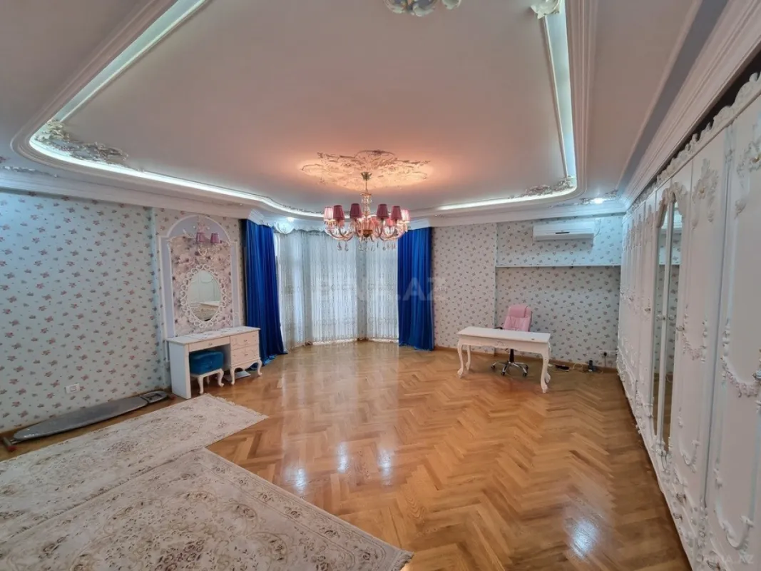 Satılır 4 otaqlı mənzil 270 m²