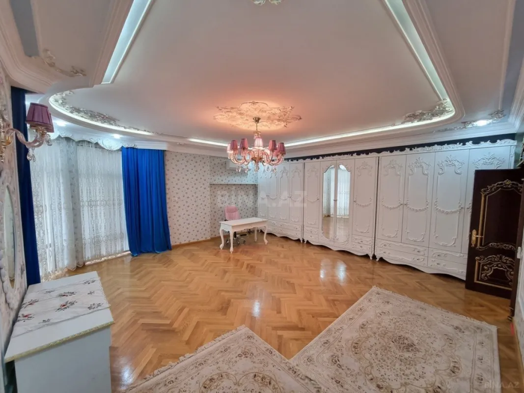 Satılır 4 otaqlı mənzil 270 m²