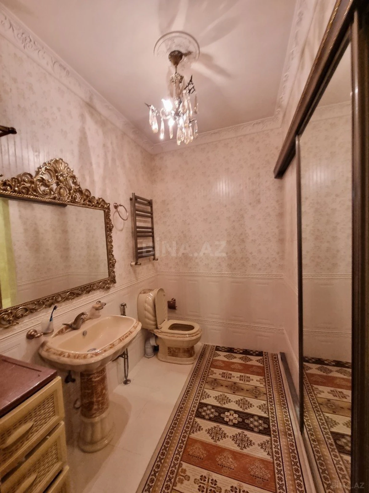 Satılır 4 otaqlı mənzil 270 m²