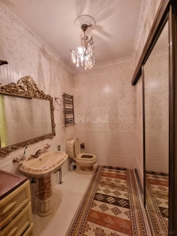 Satılır 4 otaqlı mənzil 270 m²