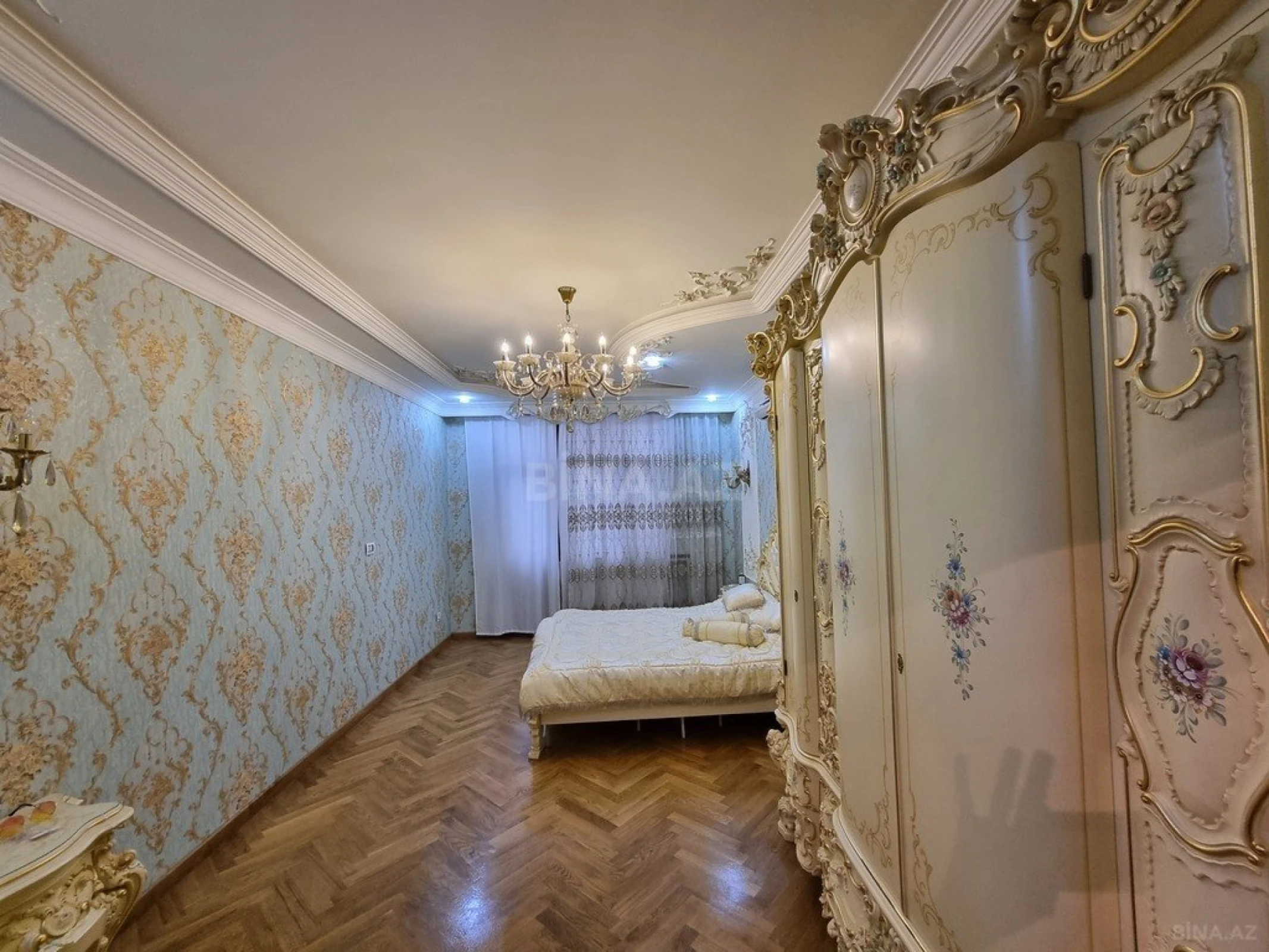 Satılır 4 otaqlı mənzil 270 m²