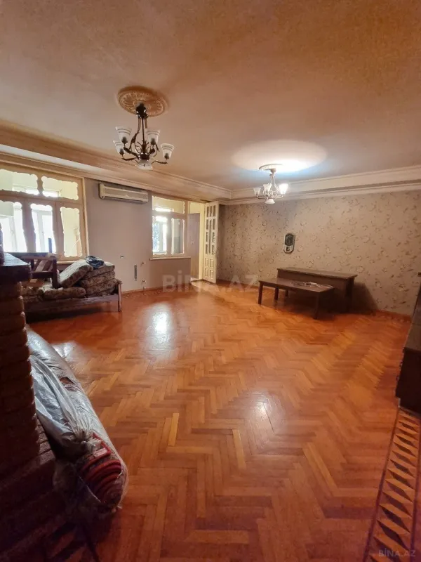 Satılır 4 otaqlı mənzil 125 m²