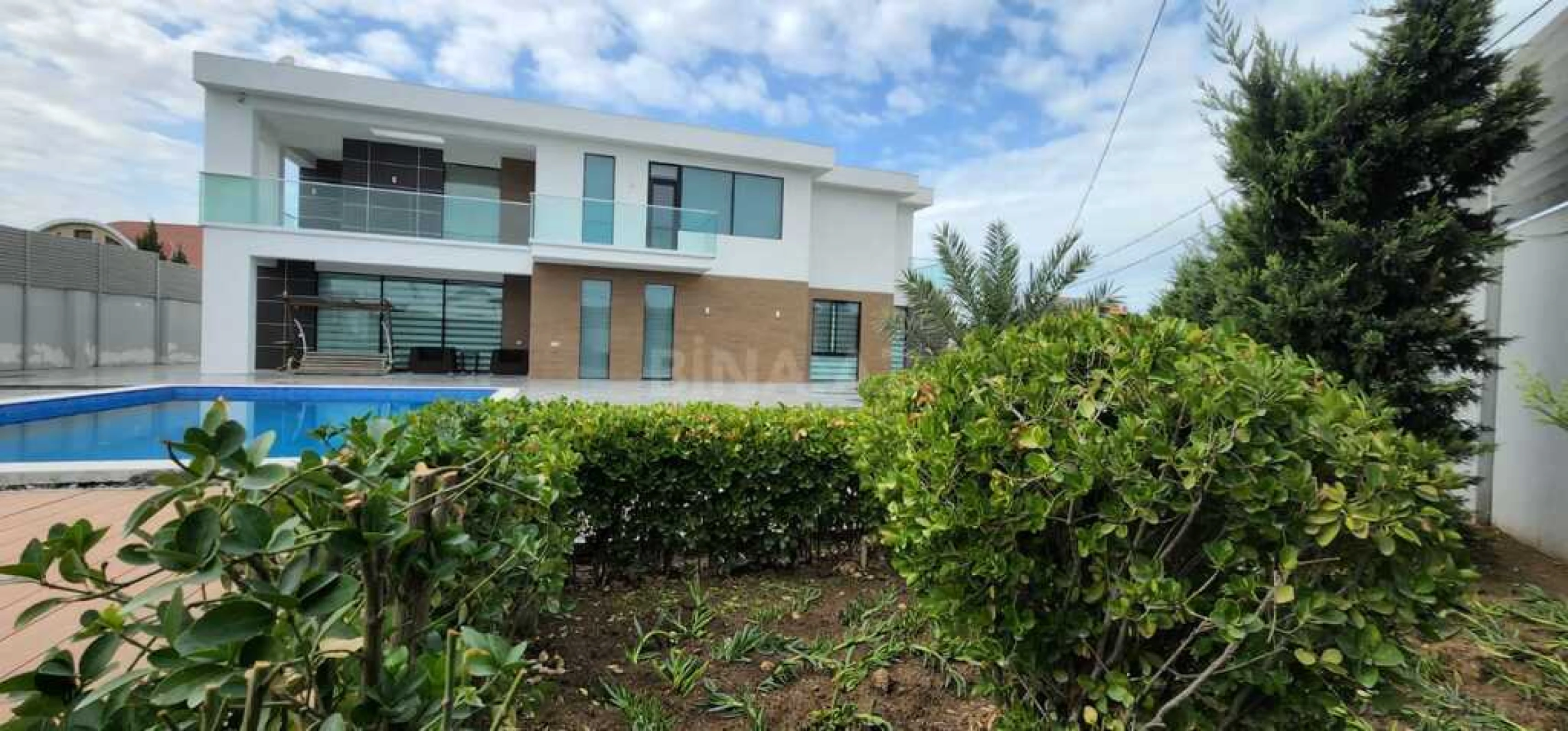 Satılır 5 otaqlı həyət evi 350 m²