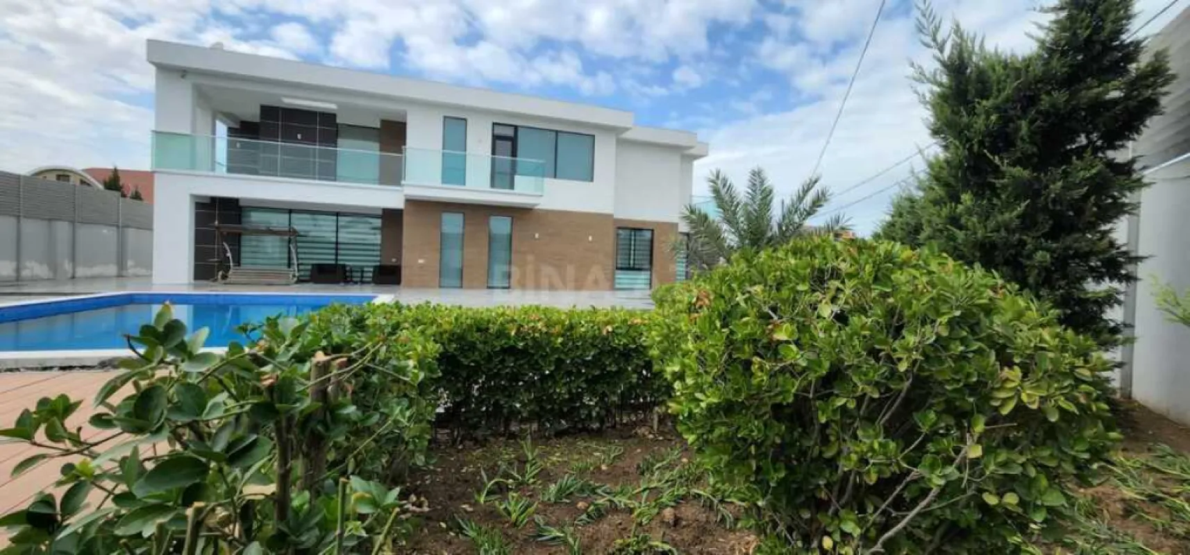 Satılır 5 otaqlı həyət evi 350 m²