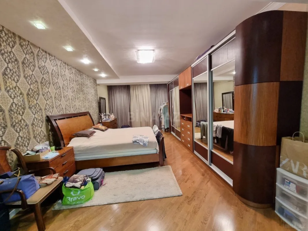 Satılır 4 otaqlı mənzil 170 m²