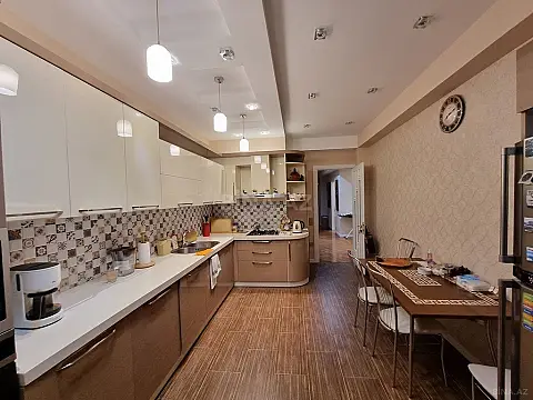 Satılır 4 otaqlı mənzil 170 m²