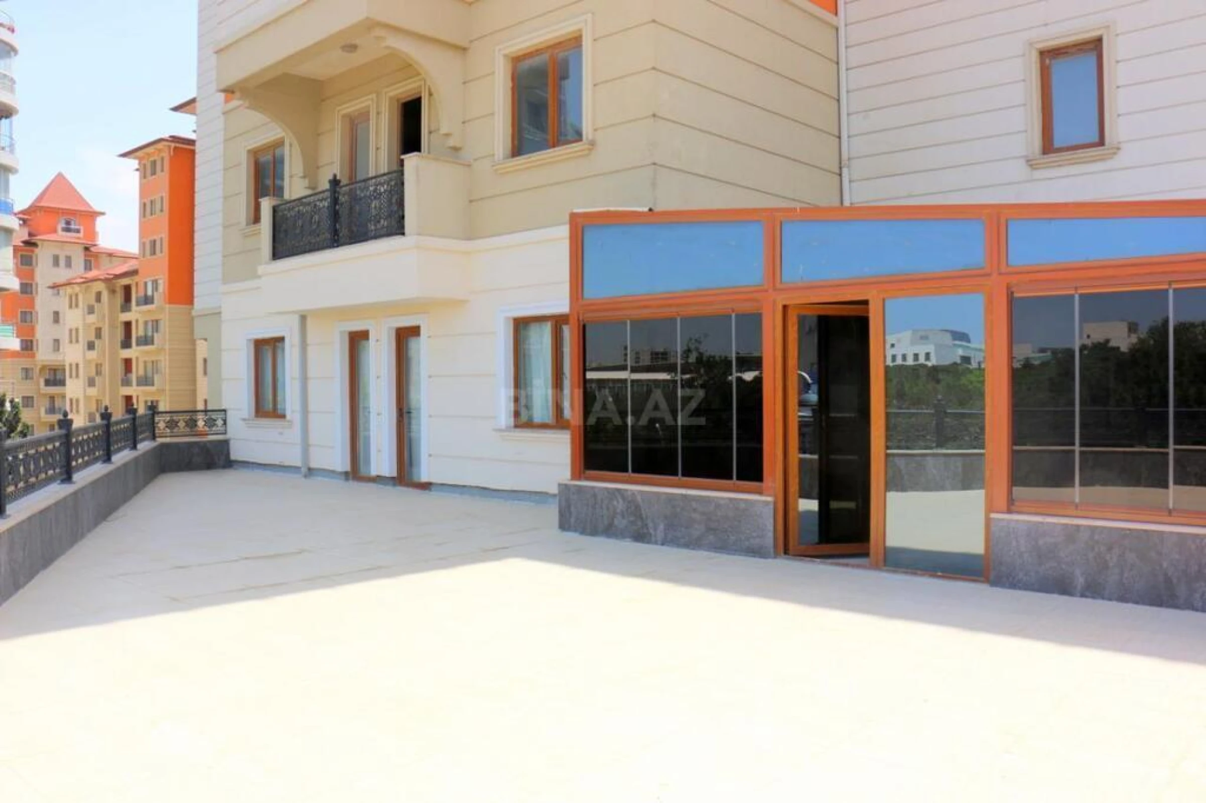 Satılır 5 otaqlı mənzil 535 m²