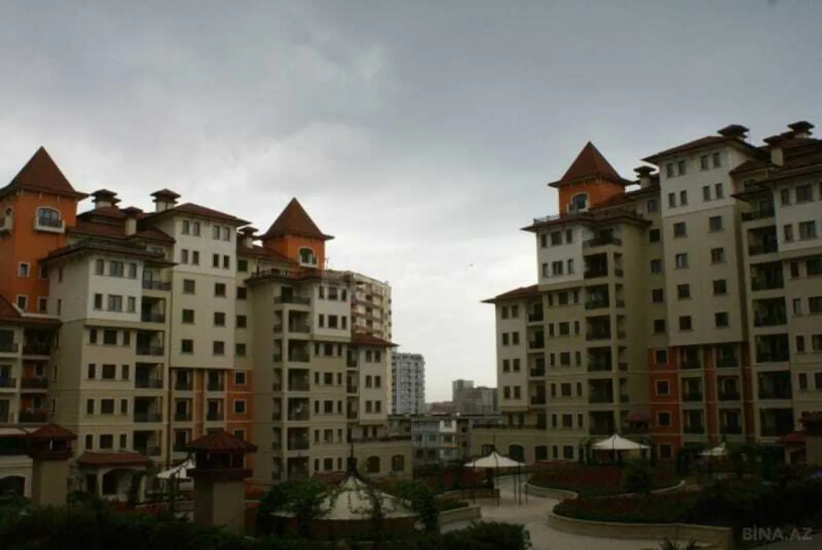 Satılır 5 otaqlı mənzil 535 m²