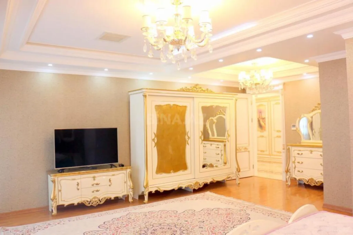 Satılır 5 otaqlı mənzil 535 m²
