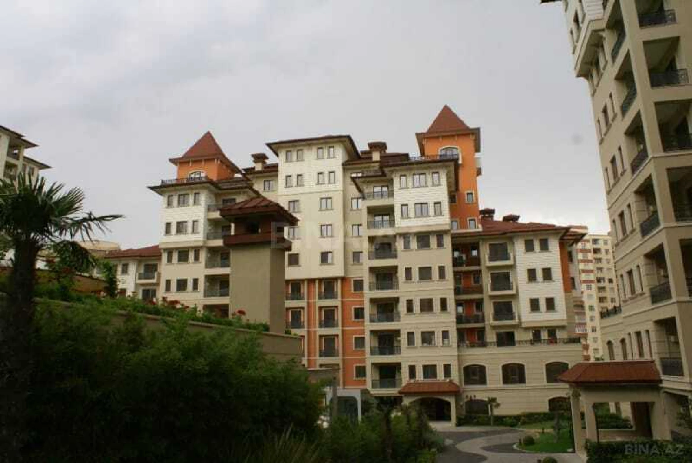 Satılır 5 otaqlı mənzil 535 m²