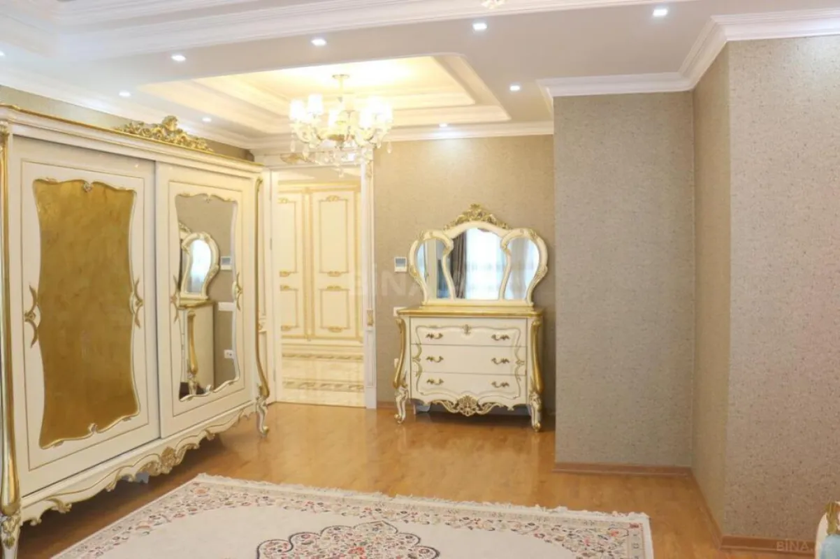 Satılır 5 otaqlı mənzil 535 m²