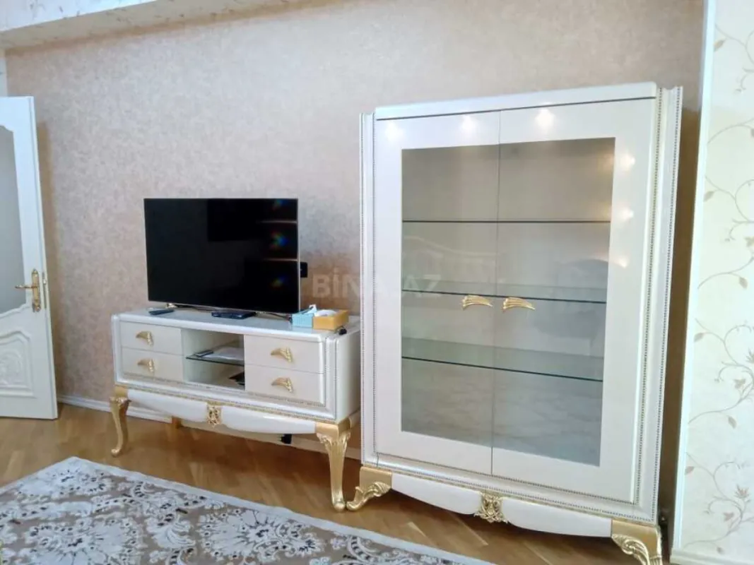 Kirayə verilir 2 otaqlı mənzil 105 m²