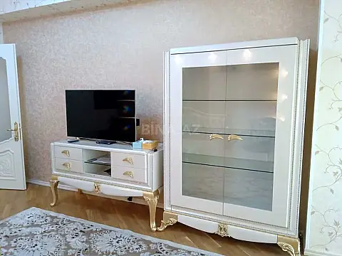 Kirayə verilir 2 otaqlı mənzil 105 m²