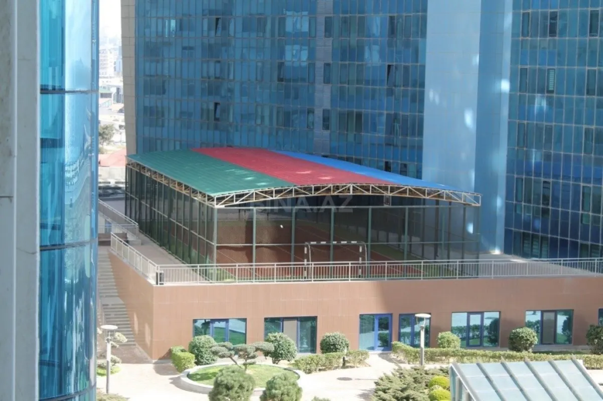 Satılır 4 otaqlı mənzil 270 m²